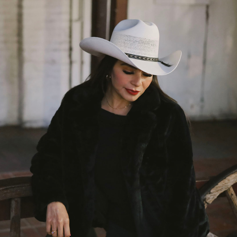 a stylish classic cowboy hat with a neutral color that is suitable for both men and women